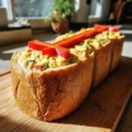 DIY Sarg-Sandwiches, a spooky and delicious idea for your Halloween party. Bread "coffins" filled with a savory mixture.