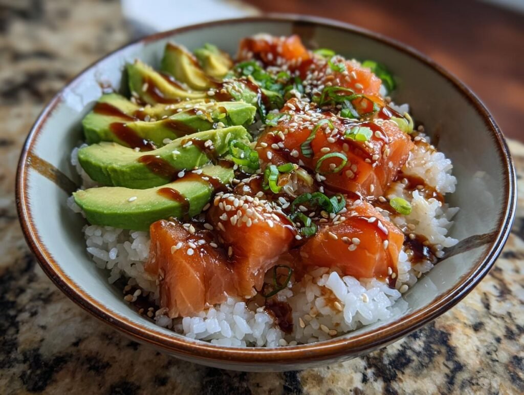 Close-up of a Lachs-Avocado-Bowl mit Sesam, showing salmon, avocado, rice, sesame seeds, and sauce.