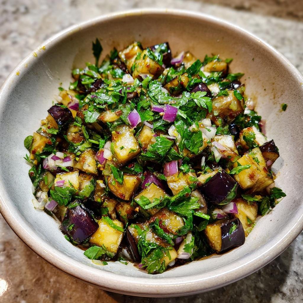 Mediterraner Auberginen-Salat mit Petersilie, serviert in einer Schüssel. Einfach & Frisch zubereitet.