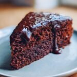 A slice of rich chocolate cake with glossy chocolate glaze, part of the Bestes Schokokuchen Rezept.