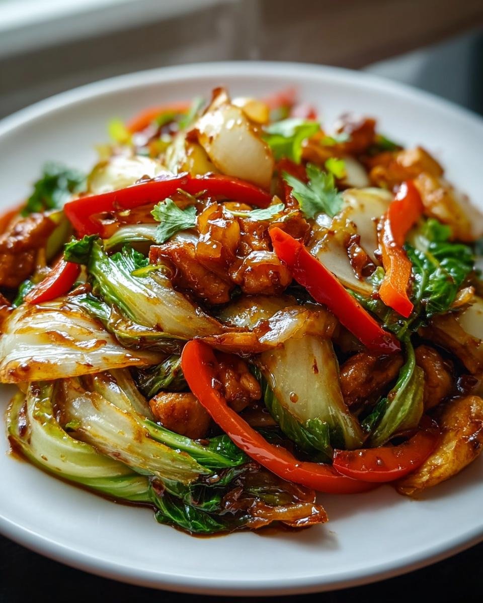 Nahaufnahme eines Köstliches Chinakohl-Pfannengericht mit viel Gemüse und dunkler Sauce.