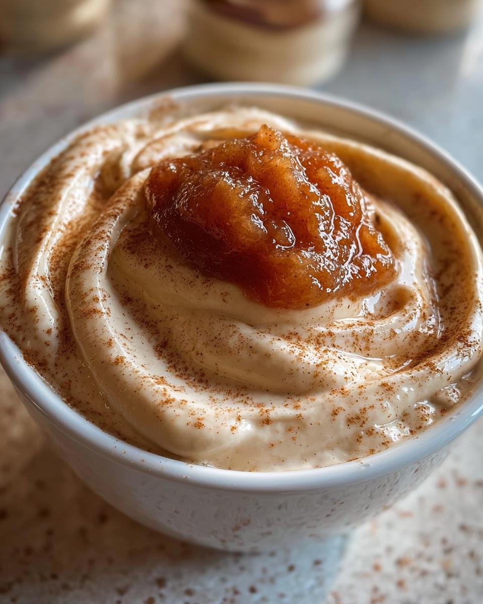 Nahaufnahme einer cremigen Zimtcreme mit Apfelmus und Zimt bestreut, perfekt für Zimtcreme mit Apfelmus.